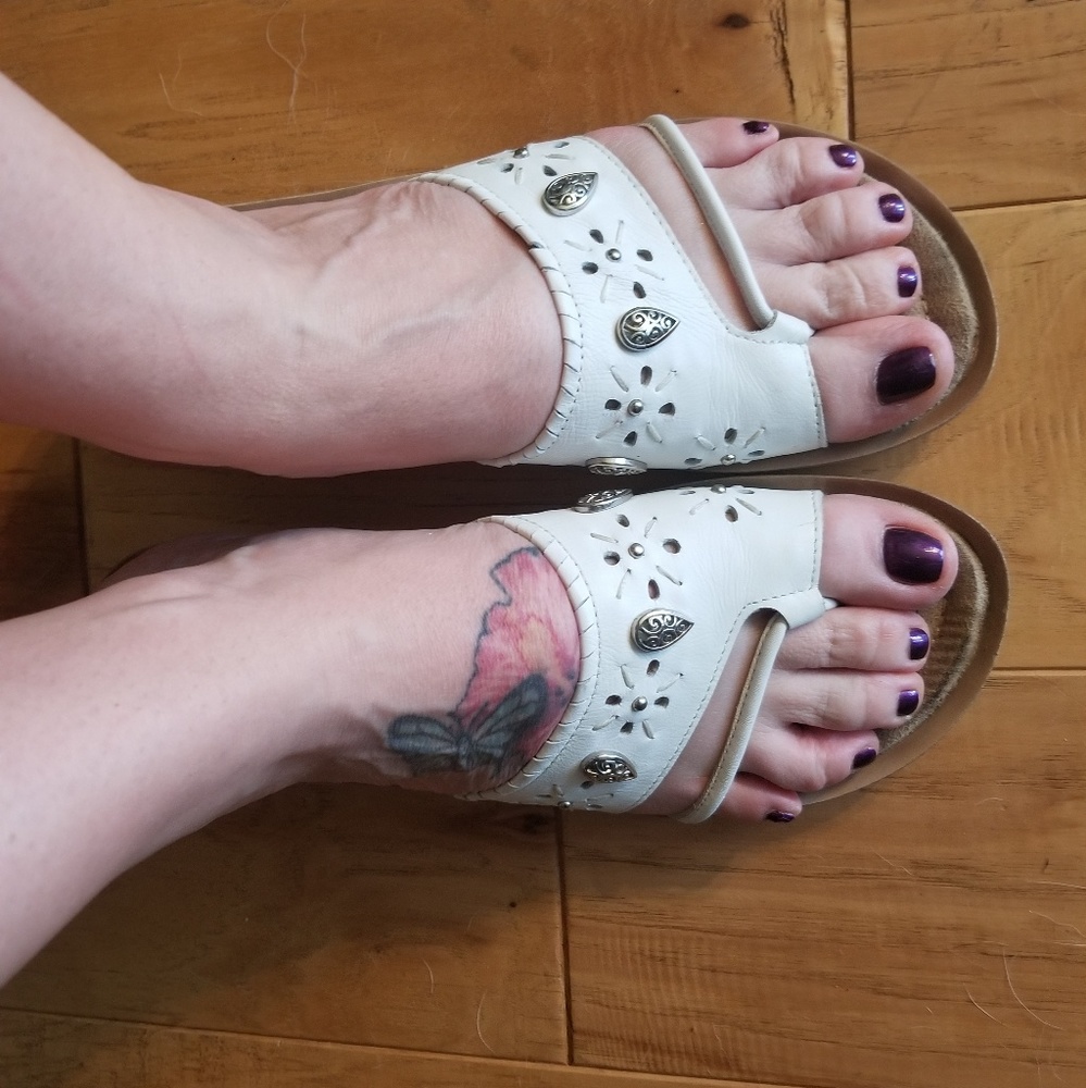 Baretraps White Leather Sandles Size 8